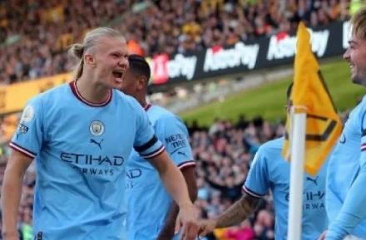 Pemain Manchester City, termasuk Erling Haaland, rayakan gol Jack Grealish ke gawang Wolverhampton di pertandingan pekan ke-8 Liga Inggris yang digelar di Molineux Stadium, Sabtu (17/9/2022). [AFP]