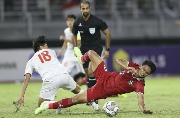 Aksi Hokky Caraka saat Timnas Indonesia U-19 kalahkan Vietnam 3-2 untuk lolos ke PIala Asia U-20 2023. (Dok: VFF)