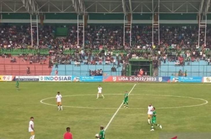 Situasi pertandingan lanjutan Liga 2 Indonesia antara PSMS Medan menjamu Sriwijaya FC di Stadion Teladan, Medan, Sumatera Utara, Minggu (18/9/2022). (ANTARA/Juraidi)