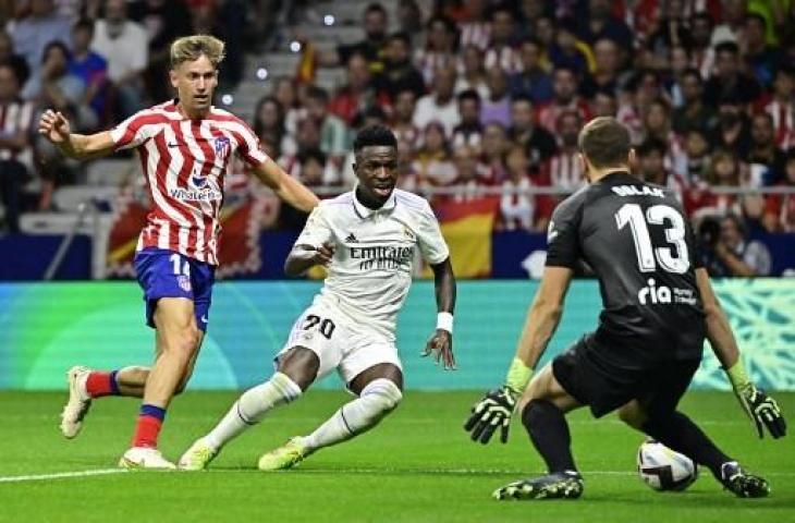 Aksi Vinicius Jr cetak gol saat Real Madrid kalahkan Atletico Madrid 2-1. (AFP)