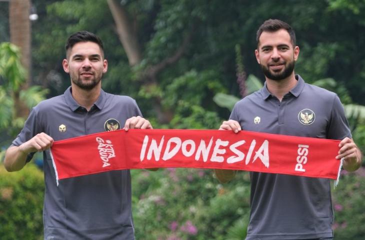 Sandy Walsh dan Jordi Amat memegang syal Indonesia. (Dok. PSSI)