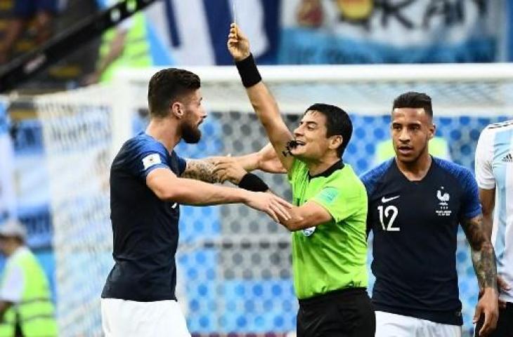 Wasit Iran, Alireza Faghani, memberikan kartu kuning untuk striker Timnas Prancis, Olivier Giroud, di Piala Dunia 2018. (Jewel Samad/AFP)