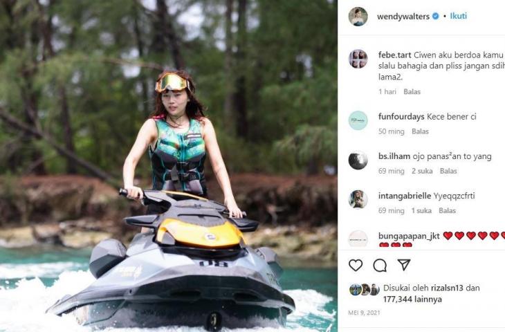 Wendy Walters naik speed boat. (Instagram/@wendywalters)