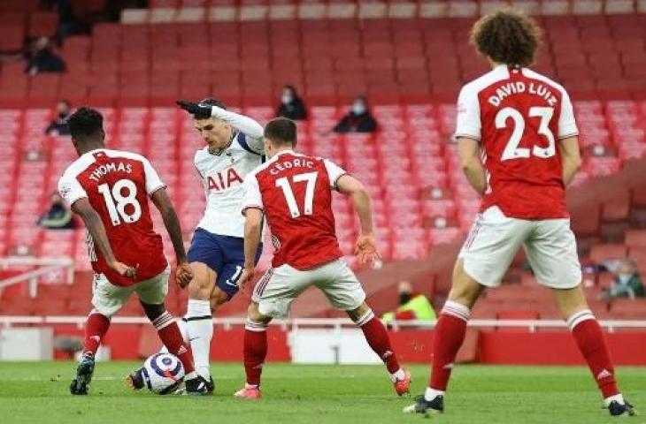 Erik Lamela lakukan tendangan rabona saat bobol gawang Arsenal. (AFP)