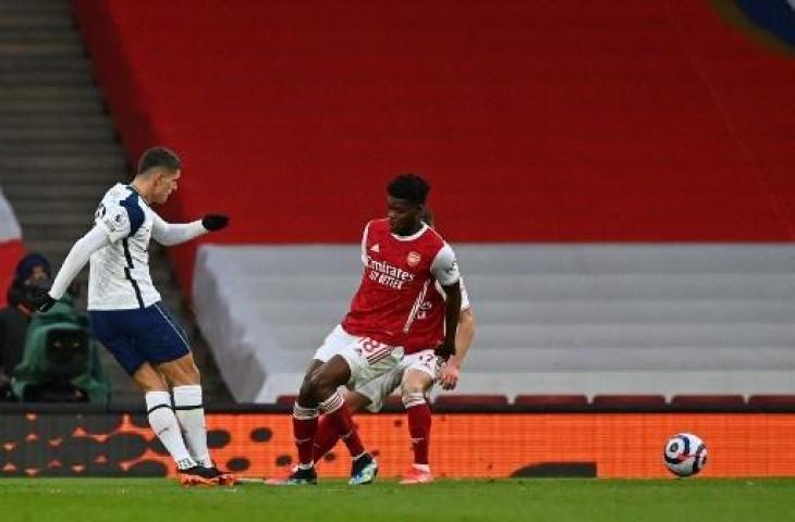 Erik Lamela lakukan tendangan rabona saat bobol gawang Arsenal. (AFP)