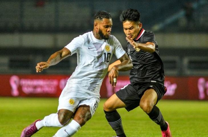 Pesepak bola tim nasional Indonesia Witan Sulaeman (kanan) berebut bola dengan pesepak bola Tim Nasional Curacao Leandro Jones (kiri) pada pertandingan Fifa Match Day di Stadion Gelora Bandung Lautan Api, Bandung, Jawa Barat, Sabtu (24/9/2022). ANTARA FOTO/Raisan Al Farisi/YU