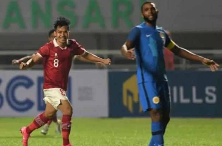 Pemain Timnas  Witan Sulaeman (kiri) merayakan gol yang dicetak rekannya, Dimas Drajad ke gawang Tim Nasional Curacao Shermaine Martina (kanan) dalam pertandingan 'FIFA Match Day' di Stadion Pakansari, Cibinong, Kabupaten Bogor, Jawa Barat, Selasa (27/9/2022). ANTARA FOTO/Aditya Pradana Putra/hp.