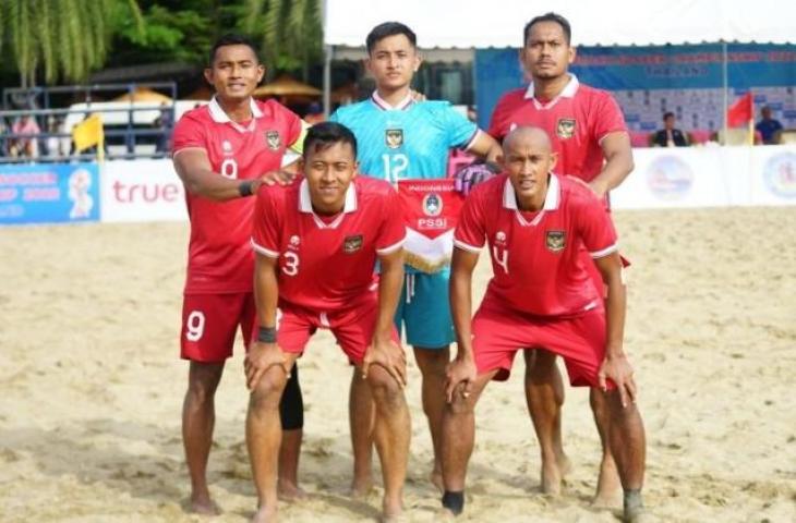 Tim nasional sepak bola pantai Indonesia berfoto sebelum laga terakhir mereka di Piala AFF Sepak Bola Pantai AFF 2022. (ANTARA/HO-PSSI)