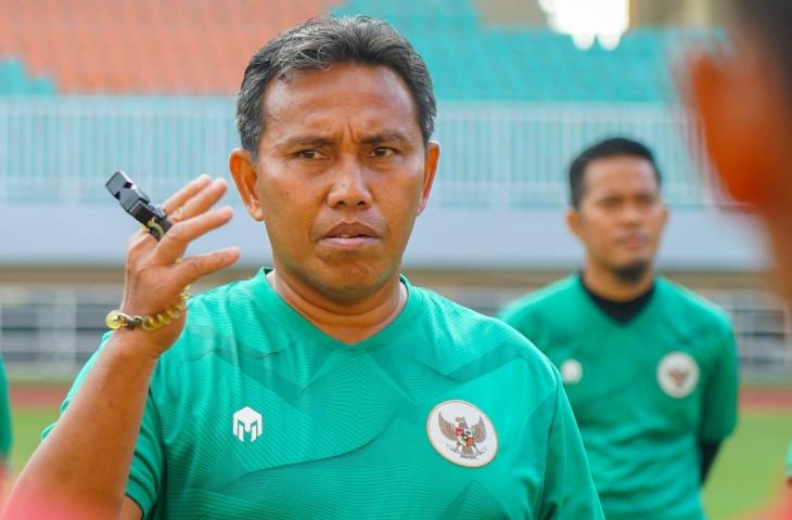 Pelatih Timnas Indonesia U-16, Bima Sakti, saat memimpin sesi latihan. (Dok. PSSI)