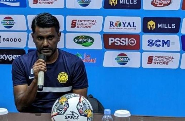 Pelatih Timnas Malaysia U-16, Osmera bin Omaro, memberikan keterangan kepada pewarta dalam konferensi pers sebelum dimulainya Kualifikasi Piala Asia U-17 2023, di kawasan Sentul, Bogor, Jumat (30/9/2022). (ANTARA/Michael Siahaan)