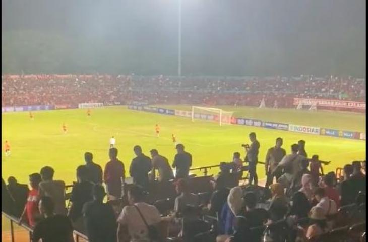 Pemandangan berbeda tersaji saat pertandingan Persijap Jepara vs Persela Lamongan yang diiringi sholawat. (Twitter)