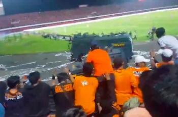 Viral, Video Jakmania Larang Polisi Tembakan Gas Air Mata ke Suporter Bali United