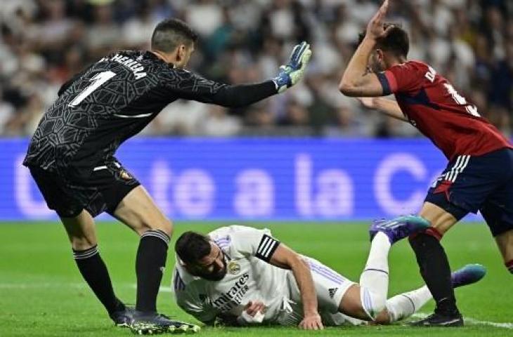 Karim Benzema dijatuhkan di kotak penalti saat Real Madrid ditahan imbang Osasuna 1-1. (AFP)