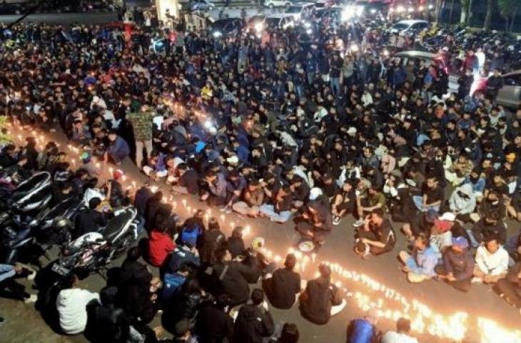 Aremania doa bersama di kawasan Stadion Gajayana Kota Malang, Minggu (2/10/2022) malam. [Aziz Ramadani]