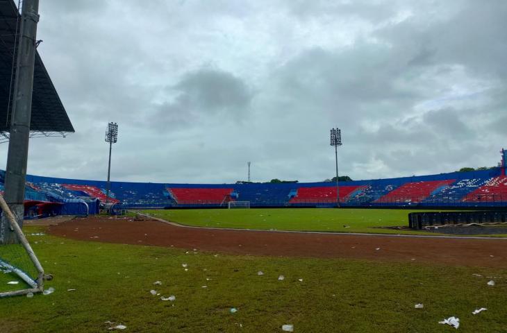 Kondisi terkini Stadion Kanjuruhan, Kabupaten Malang, usai tragedi berdarah yang menewaskan ratusan suporter. (chatwithamelia.xyz/Arif Budi S)