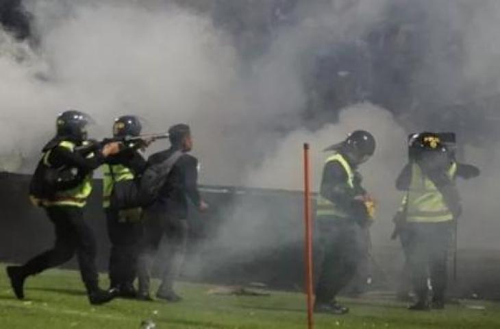 Tragedi Kanjuruhan usai pertandingan Arema FC melawan Persebaya Surabaya di Stadion Kanjuruhan, Malang, Sabtu (1/10/2022). [ANTARA FOTO/Ari Bowo Sucipto]