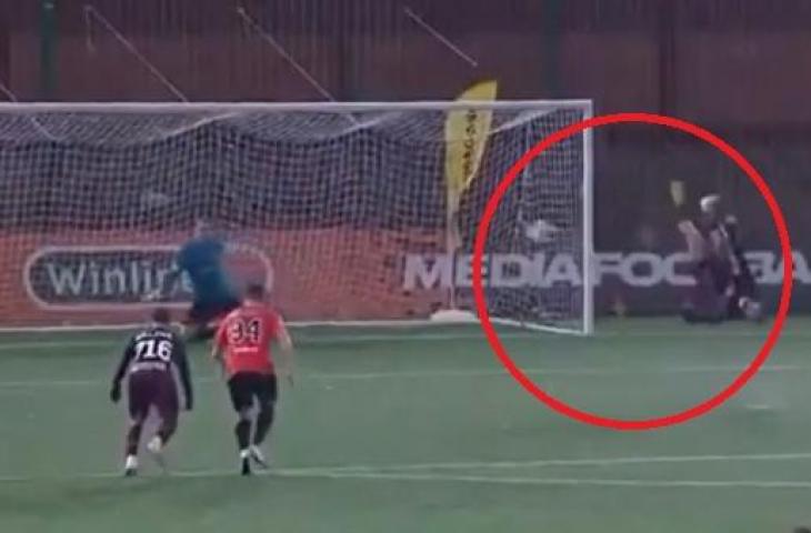 Pemain Rusia cetak gol salto saat ambil tendangan penalti (Youtube/MRFútbol)