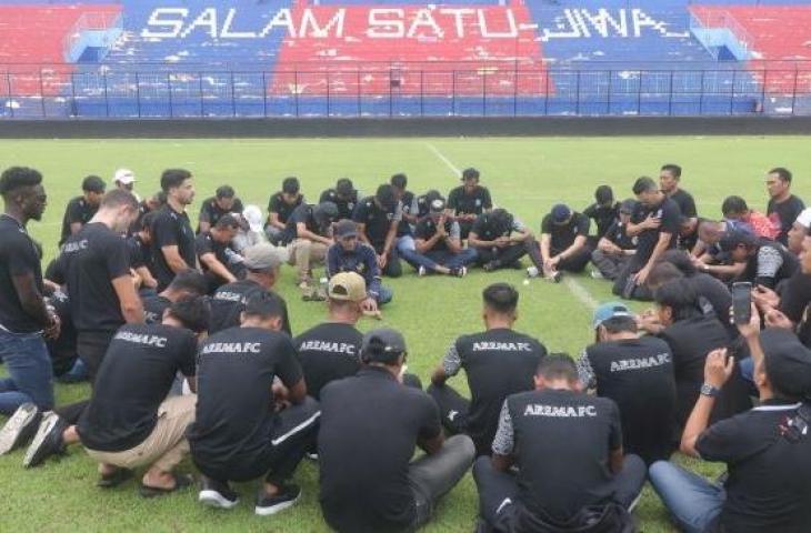 Sejumlah pemain dan official Arema FC mendatangi Stadion Kanjuruhan pascakerusuhan di Malang, Jawa Timur, Senin (3/10/2022). [ANTARA FOTO/Prasetia Fauzani/rwa]