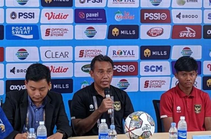 Pelatih Timnas Indonesia U-16 Bima Sakti (tengah) dan penyerang skuadnya Arkhan Kaka (kanan) memberikan pernyataan kepada media usai laga Grup B Kualifikasi Piala Asia U-17 2023 melawan Guam, yang mereka menangkan dengan skor 14-0, di Stadion Pakansari, Cibinong, Bogor, Senin (3/10/2022). (ANTARA/Michael Siahaan)

