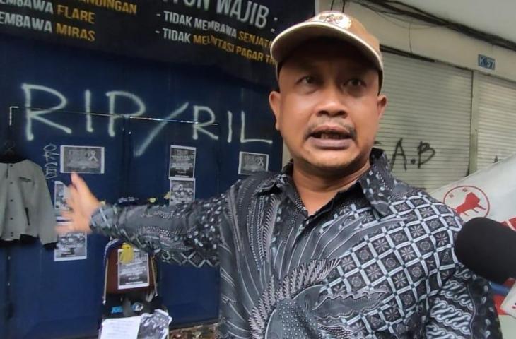 Komisioner Komnas HAM Bidang Penyelidikan dan Pemantauan, Mohammad Choirul Anam saat berkunjung di Stadion Kanjuruhan. (Bolatimes/Arif Budi S)