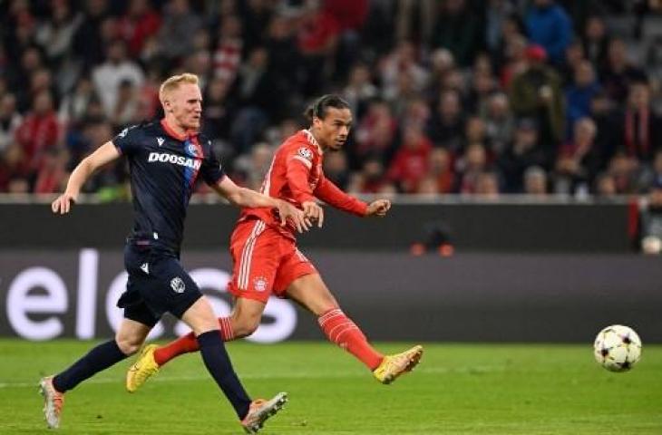 Gelandang Bayern Munich, Leroy Sane (kanan) mencetak gol keempat timnya selama matchday ketiga Grup C Liga Champions UEFA antara Bayern Munich vs Viktoria Plzen, di Munich, Jerman selatan, pada 4 Oktober 2022. (CHRISTOF STACHE / AFP)