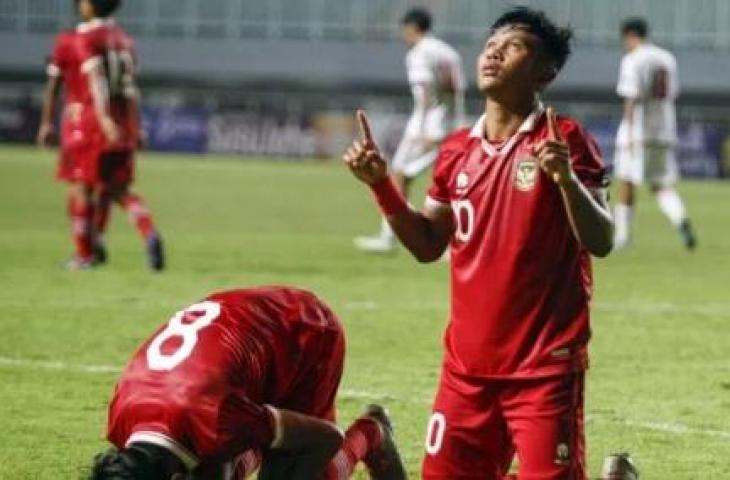 Pemain Timnas Indonesia U-16 Muhammad Nabil Asyura (kanan) melakukan selebrasi dengan rekan setimnya setelah mencetak gol ke gawang UEA dalam laga kualifikasi Grup B Piala Asia U-17 2023 di Stadion Pakansari, Kabupaten Bogor, Jawa Barat, Rabu (5/10/2022). (ANTARA FOTO/Yulius Satria Wijaya/aww)