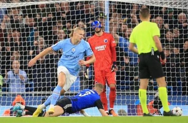 Selebrasi Erling Haaland usai cetak gol saat Manchester City lumat FC Copenhagen 5-0 di Liga Champions 2022/2023. (AFP)