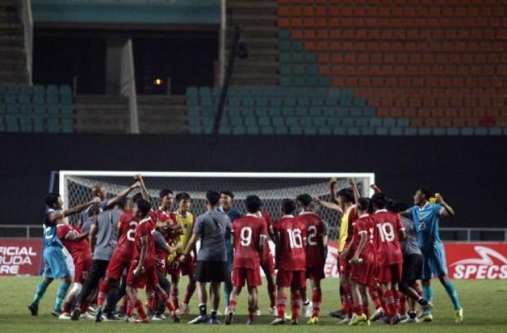 Pemain Timnas Indonesia U-16 dan ofisial tim melakukan selebrasi kemenangan setelah mengalahkan Timnas UEA dalam laga kualifikasi Grup B Piala Asia U-17 2023 di Stadion Pakansari, Kabupaten Bogor, Jawa Barat, Rabu (5/10/2022). ANTARA FOTO/YULIUS SATRIA WIJAYA)
