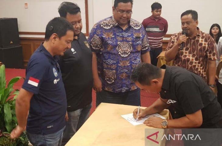 Ketua Asosiasi PSIS Provinsi Jawa Tengah, A.S.Sukawijaya, menyaksikan penendatanganan pakta integritas oleh perwakilan salah satu manajamen klub Liga 3 Jawa Tengah di Semarang, Kamis. (ANTARA/ I.C.Senjaya)