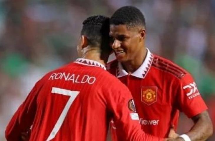 Pemain Manchester United Marcus Rashford berpelukan dengan Cristiano Ronaldo usai menjebol gawang Omonia Nicosia dalam laga ketiga Grup E Liga Europa yang digelar di GSP Stadium, Siprus, Kamis (6/10/2022). [AFP]