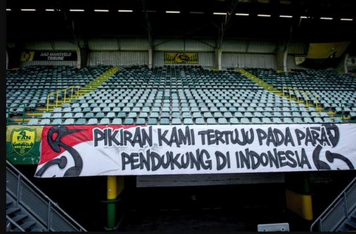 Spandukbertuliskan Bahasa Indonesia sebagai bentuk peduli terhadap Tragedi Kanjuruhan (Twitter/ADODenHaag)