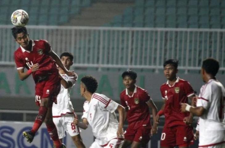 Pemain Timnas Indonesia U-16 Sultan Zaky Pramana (kiri) menyundul bola di laga kualifikasi Grup B Piala Asia U-17 2023 di Stadion Pakansari, Kabupaten Bogor, Jawa Barat, Rabu (5/10/2022). (ANTARA FOTO/Yulius Satria Wijaya/hp)