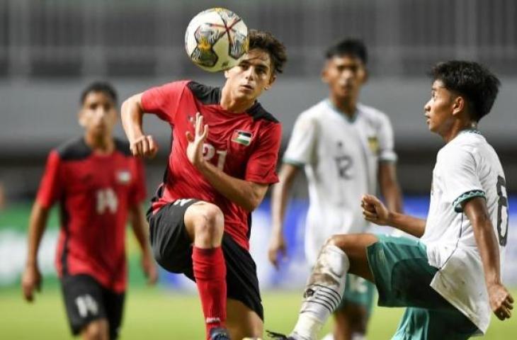 Pemain Timnas Indonesia U-16 Indonesia Mokhamad Hanif Ramadhan (kanan) berebut bola dengan pesepak bola Palestina Ahmed Sulaiman (kiri) dalam laga Grup B Kualifikasi Piala Asia U-17 2023 di Stadion Pakansari, Cibinong, Kabupaten Bogor, Jawa Barat, Jumat (7/10/2022). ANTARA FOTO/M Risyal Hidayat/foc. (ANTARA FOTO/M RISYAL HIDAYAT)