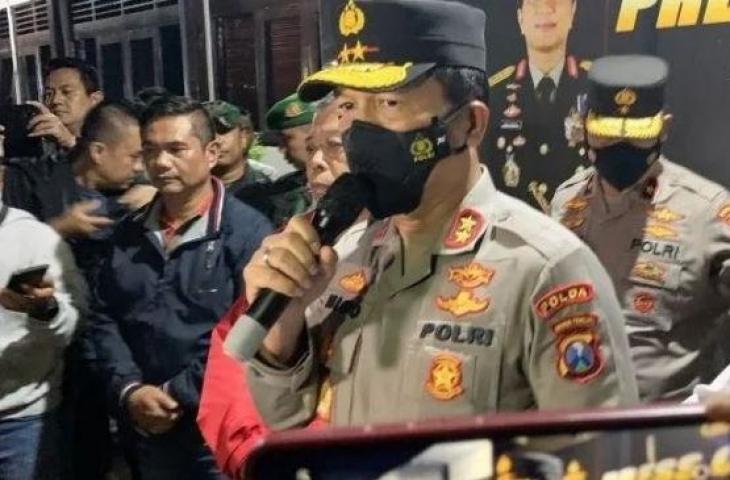 Kapolda Jawa Timur Irjen Pol Nico Afinta memberikan keterangan pers di Polres Malang, Kabupaten Malang, Jawa Timur, Minggu (2/10/2022). [ANTARA/Vicki Febrianto]