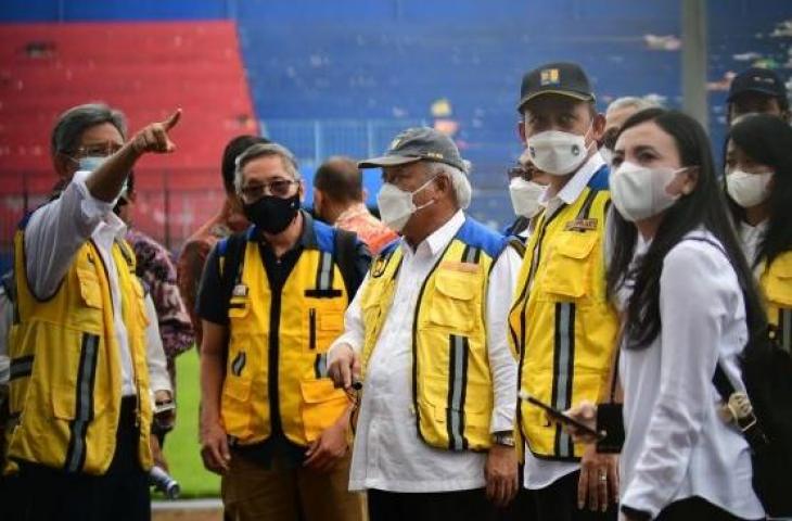 Menteri Pekerjaan Umum dan Perumahan Rakyat (PUPR) Basuki Hadimuljono (tiga dari kiri) meninjau stadion Kanjuruhan, Malang, Jawa Timur, Kamis (13/10/2022). [ANTARA FOTO/Purnomo/abs/hp]