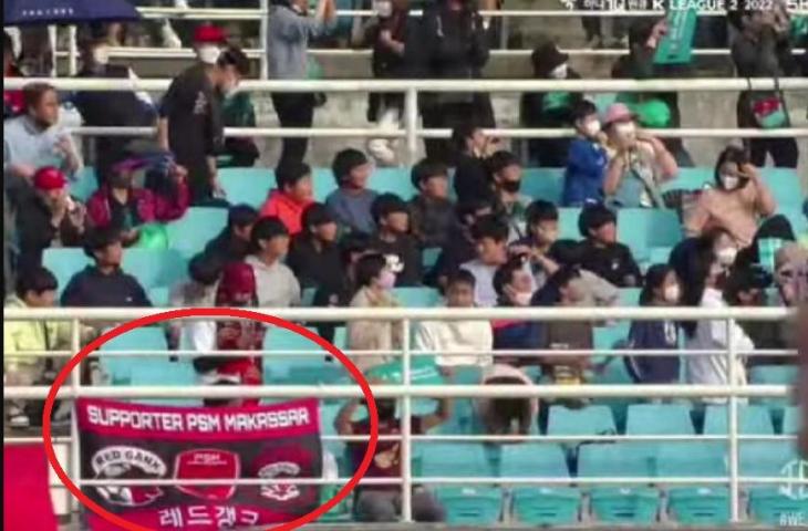 Bendera Suporter PSM Makassar Terciduk Nongol di Pertandingan Liga Korea Selatan (Youtube/Ilham YT)