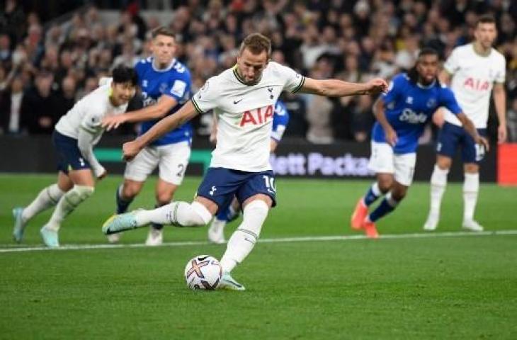 Harry Kane cetak gol lewat penalti saat Tottenham Hotspur kalahkan Everton 2-0. (AFP)