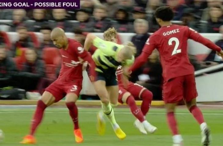 Aksi Erling Haaland melakukan pelanggaran terhadapi Fabinho saat Manchester City kalah lawan Liverpool 0-1. (Twitter)