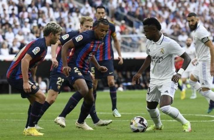 Aksi Vinicius Junior saat Real Madrid kalahkan Barcelona 3-1 di Liga Spanyol 2022/2023. (AFP)