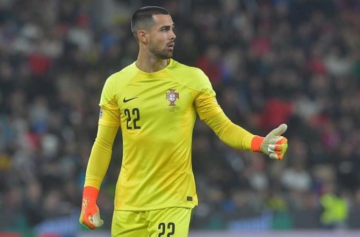 Diogo Costa saat memperkuat Timnas Senior Portugal. [Michal Cizek / AFP]