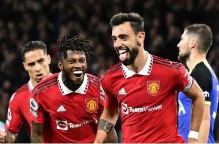 Gelandang serang Manchester United Bruno Fernandes (tengah) melakukan selebrasi setelah mencetak gol kedua timnya selama matchday pekan ke-11 Liga Inggris antara Manchester United vs Tottenham Hotspur di Old Trafford di Manchester, barat laut Inggris, pada 19 Oktober 2022. Oli SCARFF / AFP.