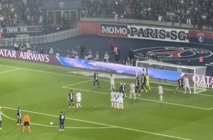 Lionel Messi nyaris cetak gol lewat tendangan bebas saat Paris Saint-Germain kalahkan Marseilla 1-0 dalam lanjutan Liga Prancis 2022/2023. (Twitter)