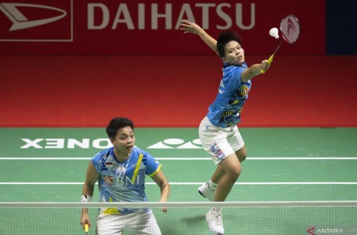 Pebulu tangkis ganda putri Indonesia Siti Fadia Silva Ramadhanti (kanan) dan Apriyani Rahayu (kiri) mengembalikan kok ke arah pebulu tangkis ganda putri China Chen Qing Chen dan Jia Yi Fan pada babak final Daihatsu Indonesia Masters 2022 di Istora Senayan, Jakarta, Minggu (12/6/2022). ANTARA FOTO/Muhammad Adimaja/aww.