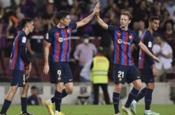 Striker Barcelona Robert Lewandowski merayakan golnya bersama rekan-rekan satu tim dalam pertandingan Liga Spanyol antara FC Barcelona dan Villarreal CF di Stadion Camp Nou di Barcelona pada 20 Oktober 2022. ANTARA/AFP/JOSEP LAGO.