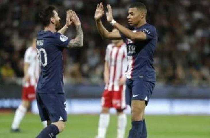 Selebrasi Lionel Messi (kiri) dan Kylian Mbappe melakukan selebrasi setelah Messi mencetak gol. PSG sukses meraih kemenangan 3-0 atas Ajaccio di Stade Francois Cotydalam pada 22 Oktober 2022. ANTARA/AFP/PASCAL POCHARD-CASABIANCA'