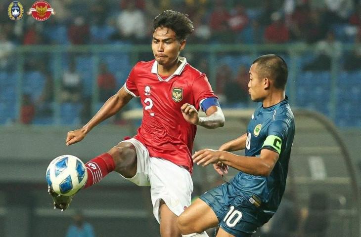 Ahmad Rusadi berduel dengan pemain Thailand di Piala AFF U-19 2022. (Dok. PSSI)