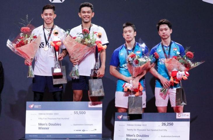 Ganda putra Fajar Alfian/Muhammad Rian Ardianto (kiri) keluar sebagai juara turnamen BWF Super 750 Denmark Open 2022 setelah mengalahkan rekan senegara, Kevin Sanjaya Sukamuljo/Marcus Fernaldi Gideon, pada babak final di Odense, Minggu. (dokumentasi PP PBSI)