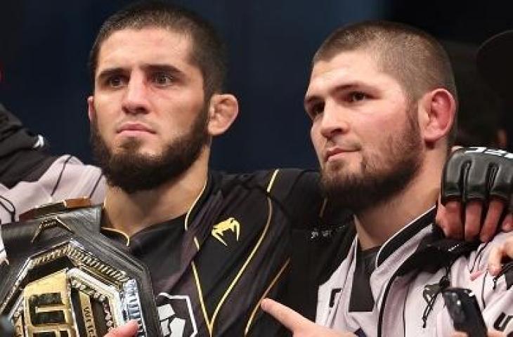  Islam Makhachev bersama Khabib Nurmagomedov. (AFP/Giuseppe CACACE)