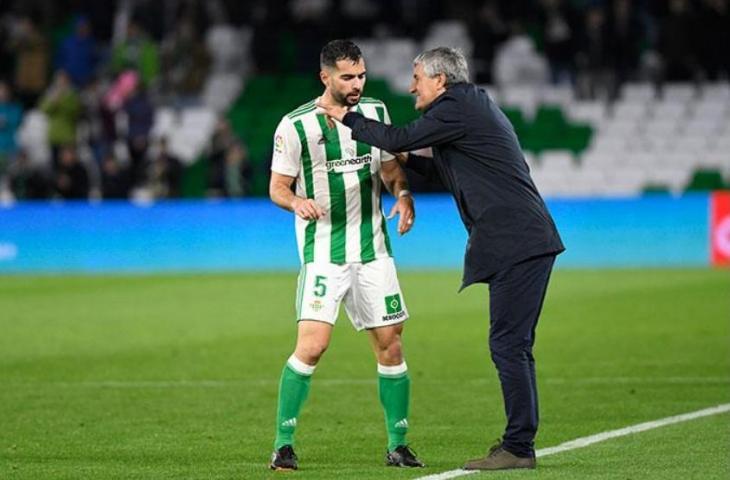 Jordi Amat berkomunikasi dengan Quique Setien (eldesmarque.com)