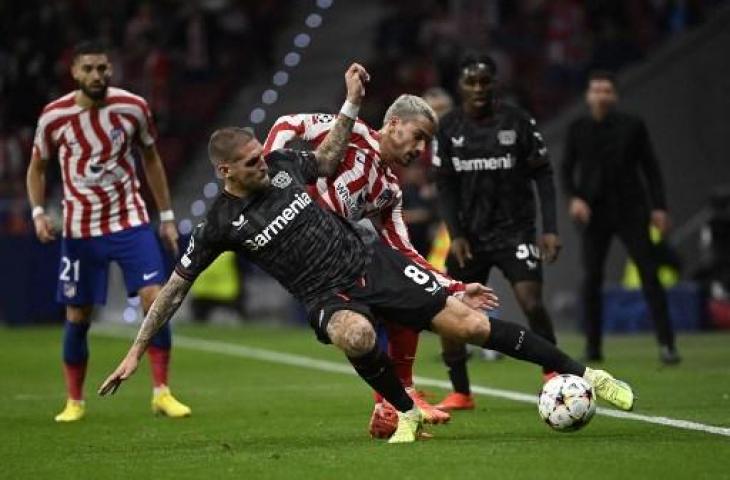 Aksi Antoine Griezmann saat Atletico Madrid ditahan imbang Bayer Leverkusen 2-2 dalam lanjutan Liga Champions 2022/2023. (AFP)